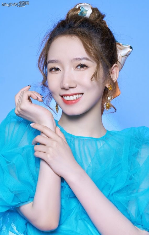 孟美岐穿蓝色公主去粗跟防水台鞋录制《听说很好吃》(4/10)