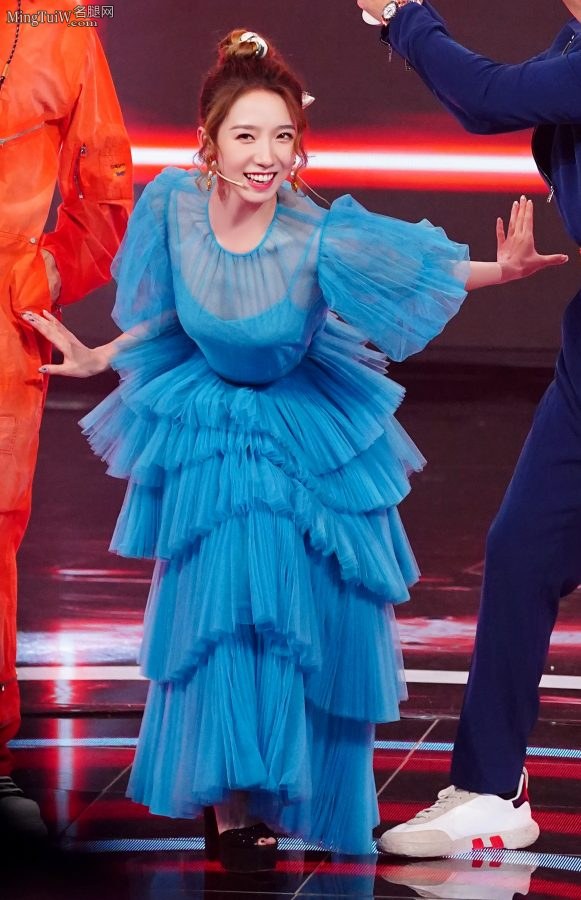 Meng Meiqi wore blue princess-style thick-heeled platform shoes to record "I heard they are delicious"(8/10)