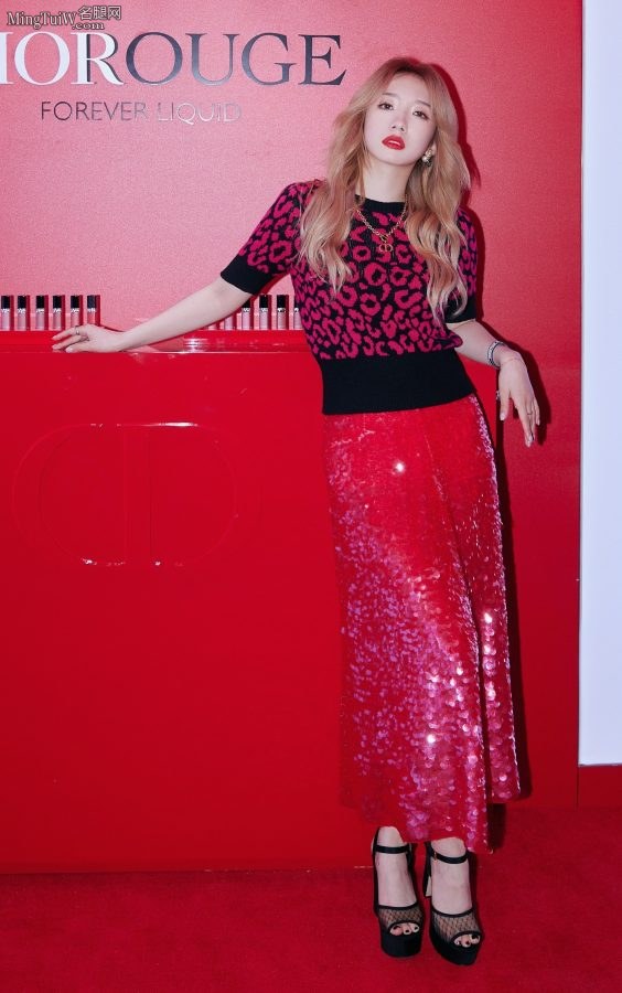 Blonde beauty Meng Meiqi with flaming red lips and fair feet(2/9)