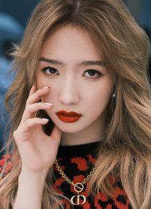 金发美女孟美岐烈焰红唇白皙玉脚