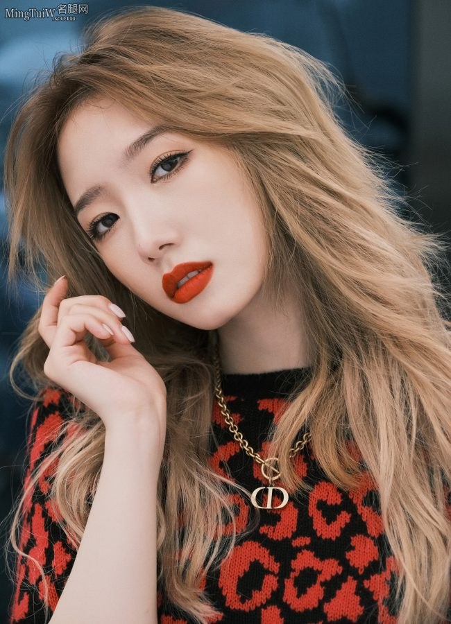 Blonde beauty Meng Meiqi with flaming red lips and fair feet(9/9)