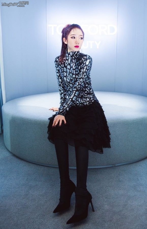 Good-looking young lady Meng Meiqi wears high-heeled boots(1/2)
