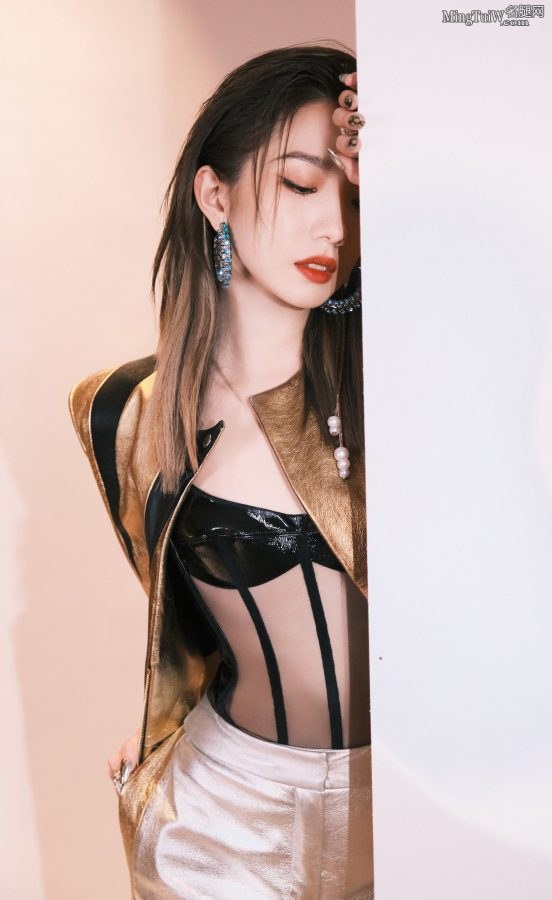 Tall sister Meng Meiqi's sexy and wild new look(4/6)