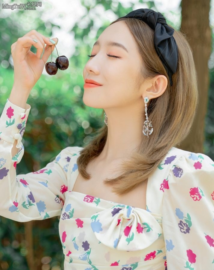 孟美岐复古印花裙脚踩细高跟优雅可爱(6/9)