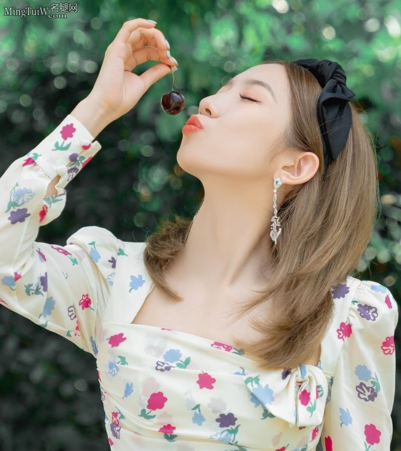孟美岐复古印花裙脚踩细高跟优雅可爱(7/9)