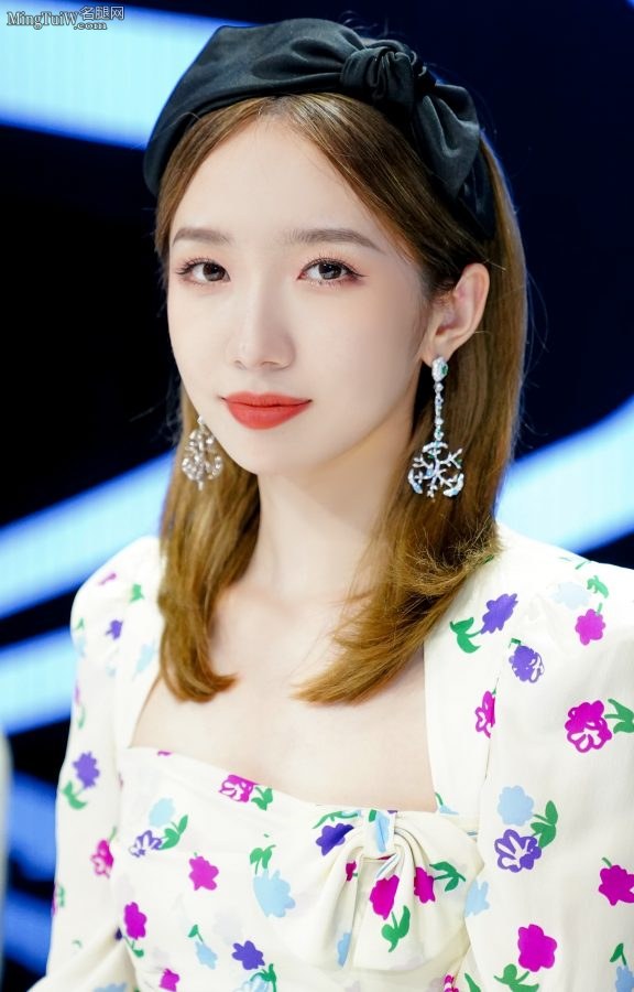 孟美岐复古印花裙脚踩细高跟优雅可爱(9/9)