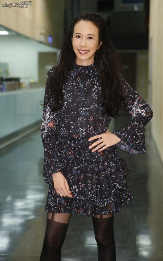 Mok Wenwei wears black pantyhose and looks more slender.(2/4)