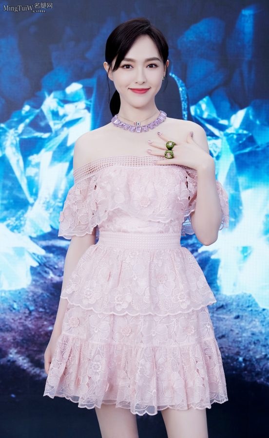 高级感明星美女唐嫣超细的美腿(2/7)