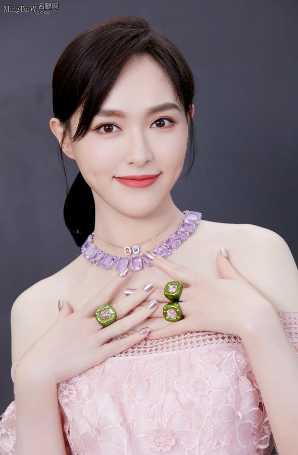 高级感明星美女唐嫣超细的美腿(3/7)