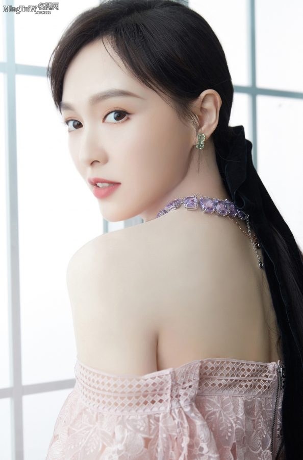 高级感明星美女唐嫣超细的美腿(6/7)