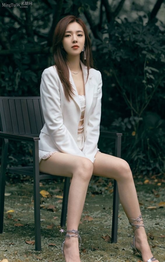 长腿女星王晓晨脚穿星星装饰凉高跟气质温柔恬静(3/8)