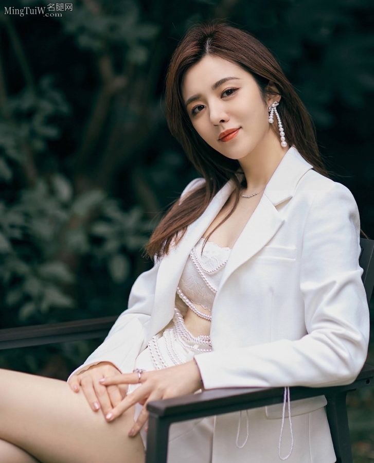 长腿女星王晓晨脚穿星星装饰凉高跟气质温柔恬静(4/8)