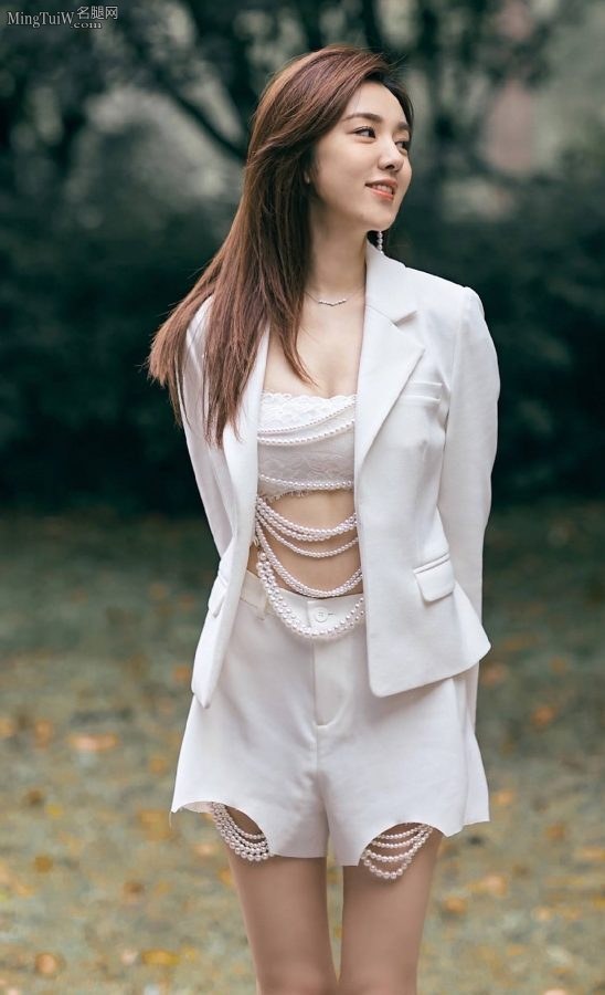 长腿女星王晓晨脚穿星星装饰凉高跟气质温柔恬静(6/8)