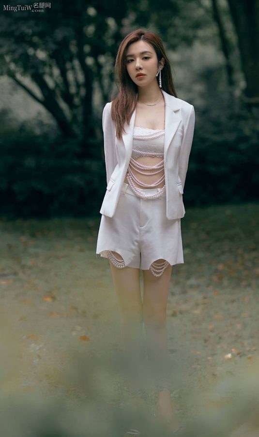 Long-legged actress Wang Xiaochen wears star-decorated cool high heels with a gentle and tranquil temperament(7/8)
