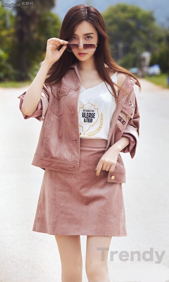 王晓晨四套衣服长腿时尚外拍(8/9)