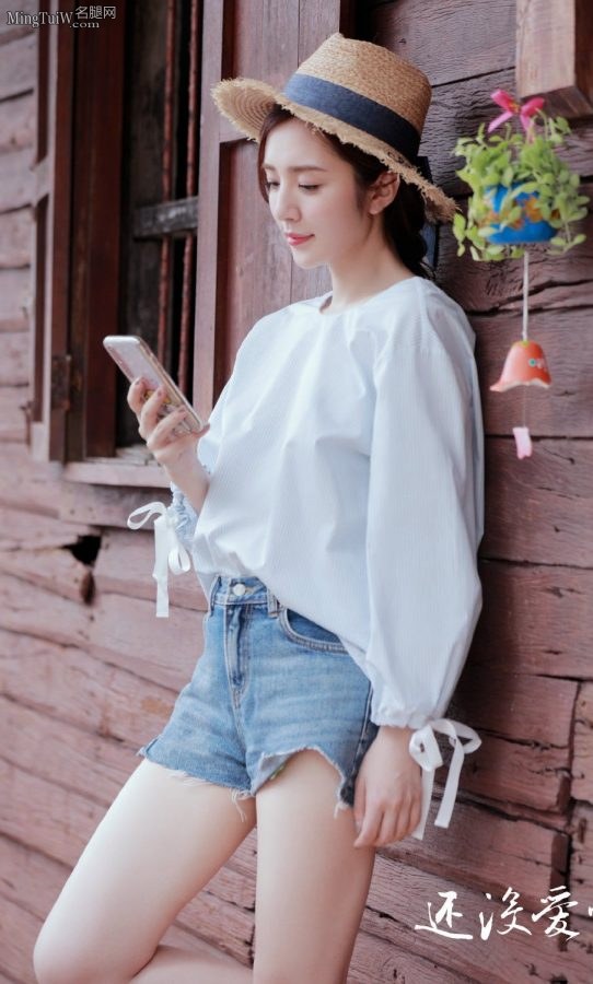王晓晨牛仔热裤美大腿(2/3)