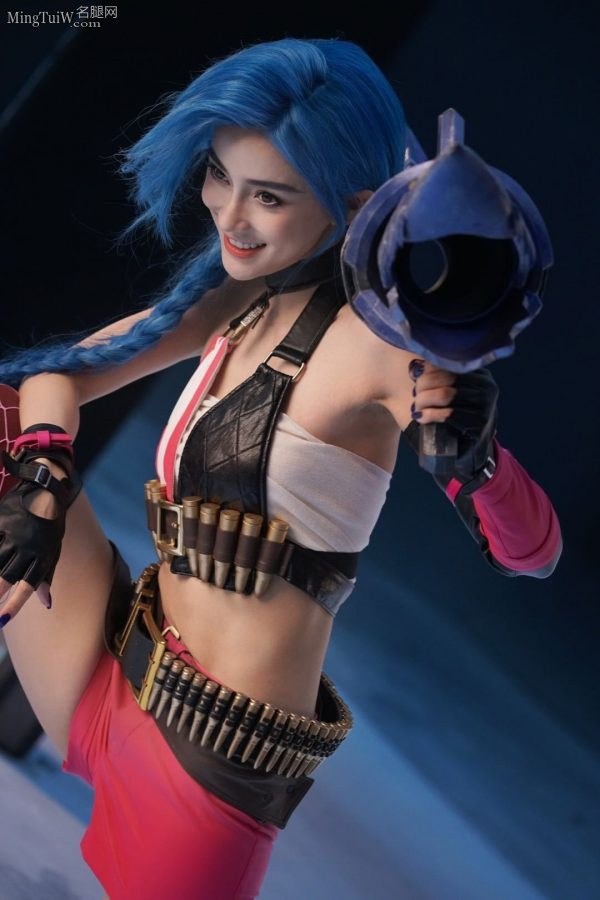 Yang Ying transformed into the pretty Jinx, the character of "League of Legends", with charming blue hair and a small waist(9/10)