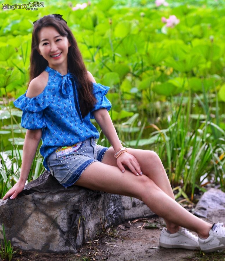 小鹿姐姐清纯气质穿牛仔热裤秀美腿(1/2)