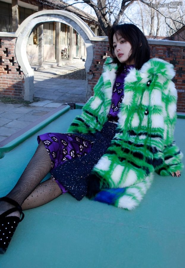 Xin Zhilei shows off her rhinestone fishnet pantyhose in winter(2/2)