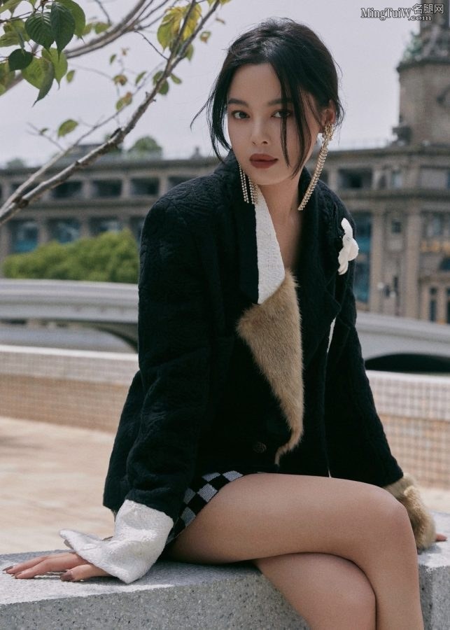 辛芷蕾光滑纤细的美大腿(1/2)