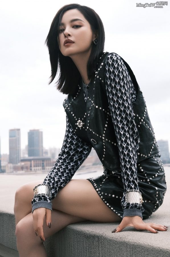 活力美女大姐姐辛芷蕾玉腿修长(1/6)