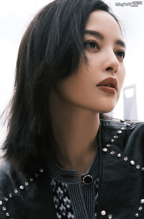 Dynamic beauty big sister Xin Zhilei has slender legs(2/6)
