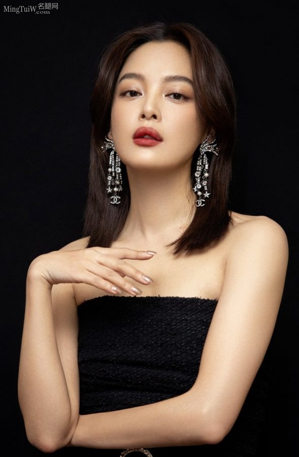 女明星辛芷蕾朦胧黑纱长裙内修长的玉腿(2/8)