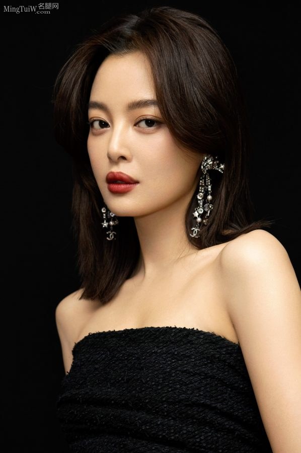 女明星辛芷蕾朦胧黑纱长裙内修长的玉腿(3/8)