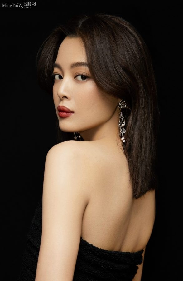 女明星辛芷蕾朦胧黑纱长裙内修长的玉腿(4/8)