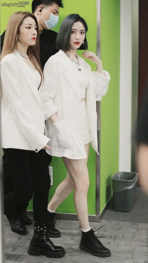 美女歌手许佳琪外出照两条腿太白了(1/5)