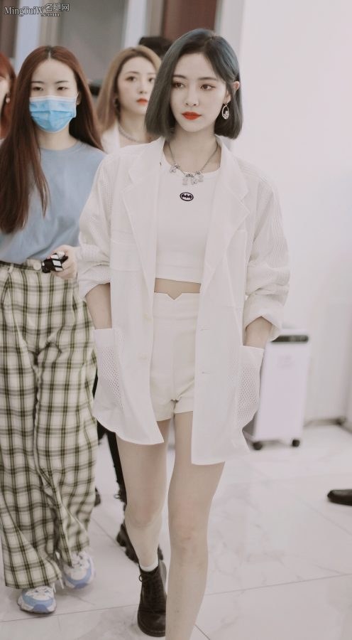 美女歌手许佳琪外出照两条腿太白了(3/5)