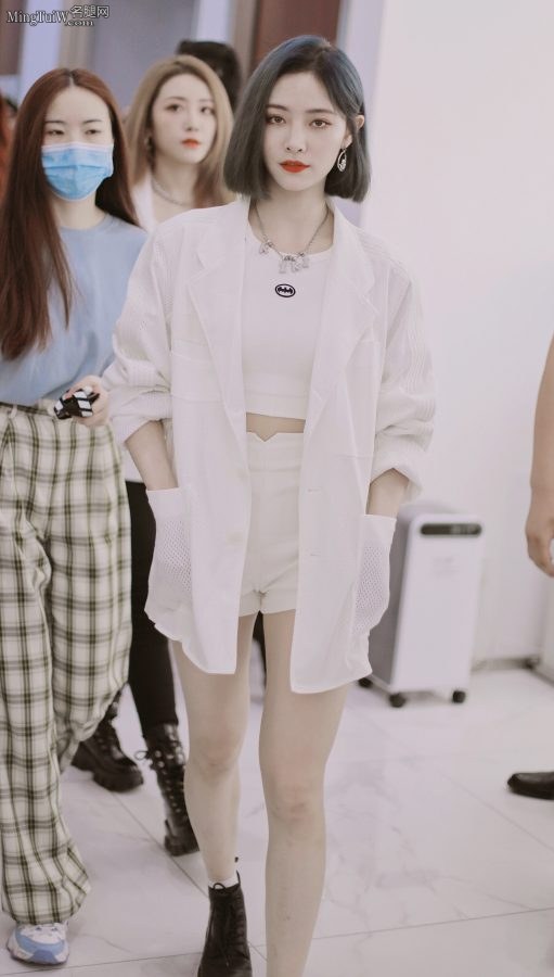美女歌手许佳琪外出照两条腿太白了(4/5)