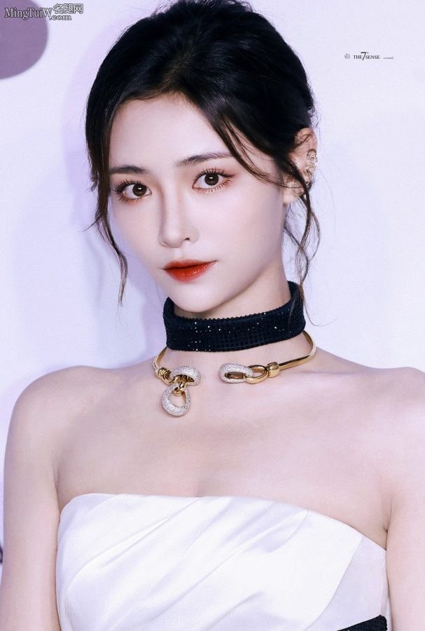 Xu Jiaqi has beautiful legs and beautiful feet in a high-slit dress(3/4)