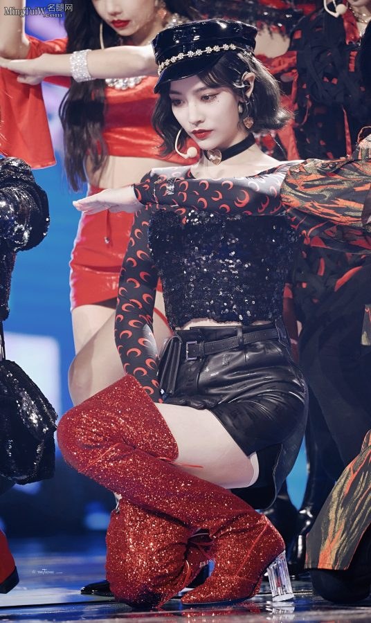 Xu Jiaqi dances in red stiletto boots and her safety pants can be seen(1/6)