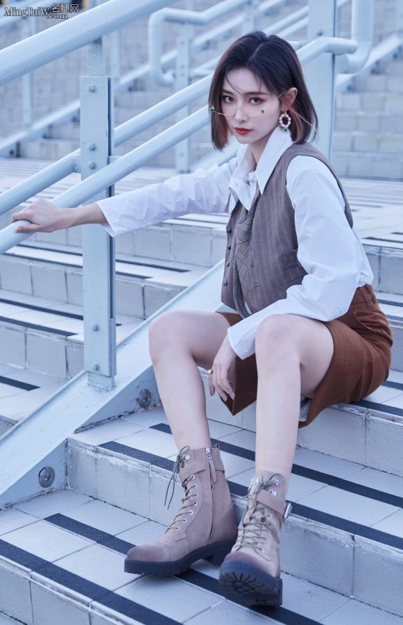 Photos taken of Xu Jiaqi's smooth legs wearing strappy short boots(2/4)