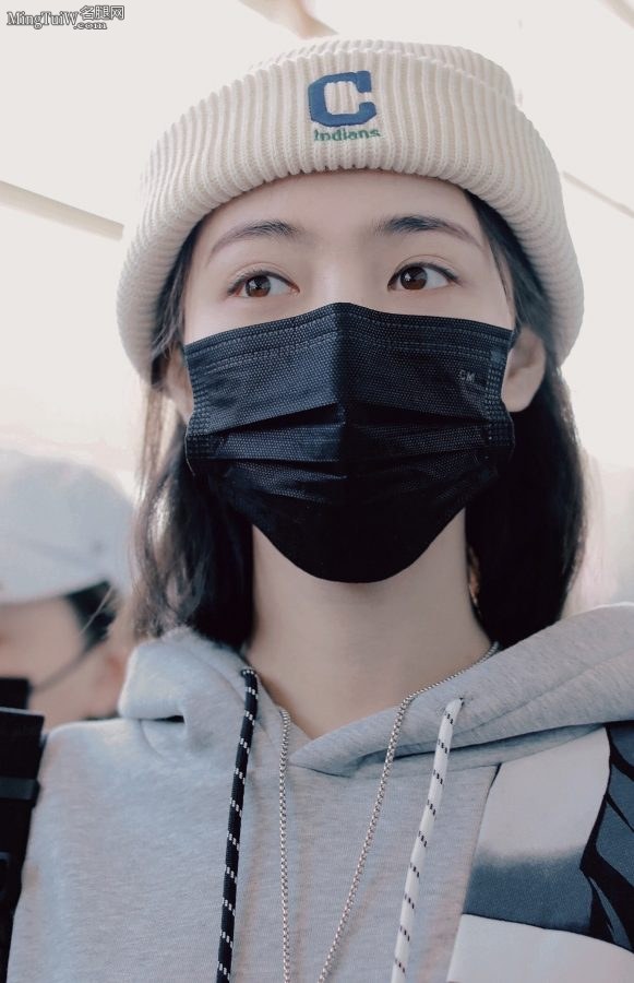 许佳琪机场照美腿纤细修长(3/3)