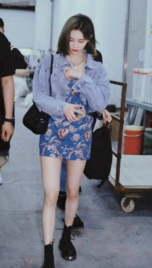 美女许佳琪超短裙玉腿外出被拍(1/2)