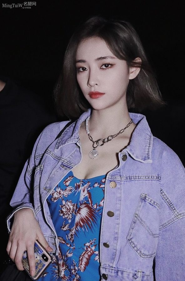 美女许佳琪超短裙玉腿外出被拍(2/2)
