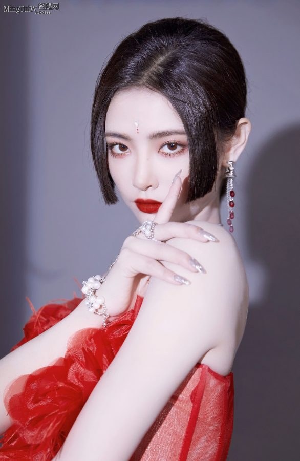 许佳琪穿紧身裤包裹美腿表演舞蹈(2/9)