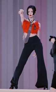 许佳琪穿紧身裤包裹美腿表演舞蹈