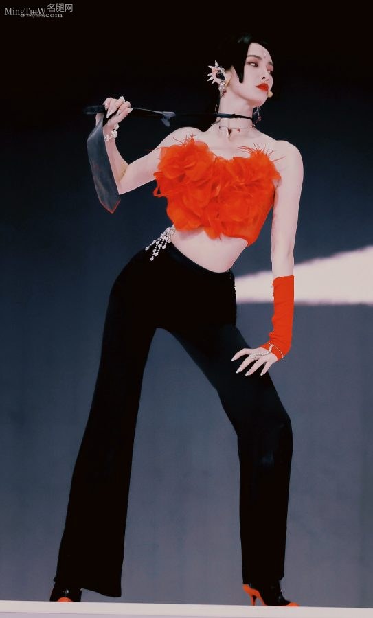 Xu Jiaqi wears tight pants to wrap her beautiful legs and performs dance(5/9)
