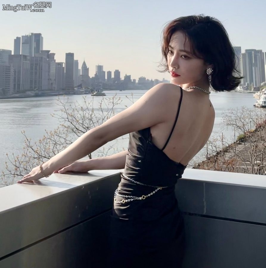 许佳琪香艳造型穿迷你超短裙秀出长腿和美足(4/8)