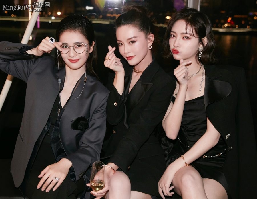 许佳琪香艳造型穿迷你超短裙秀出长腿和美足(6/8)