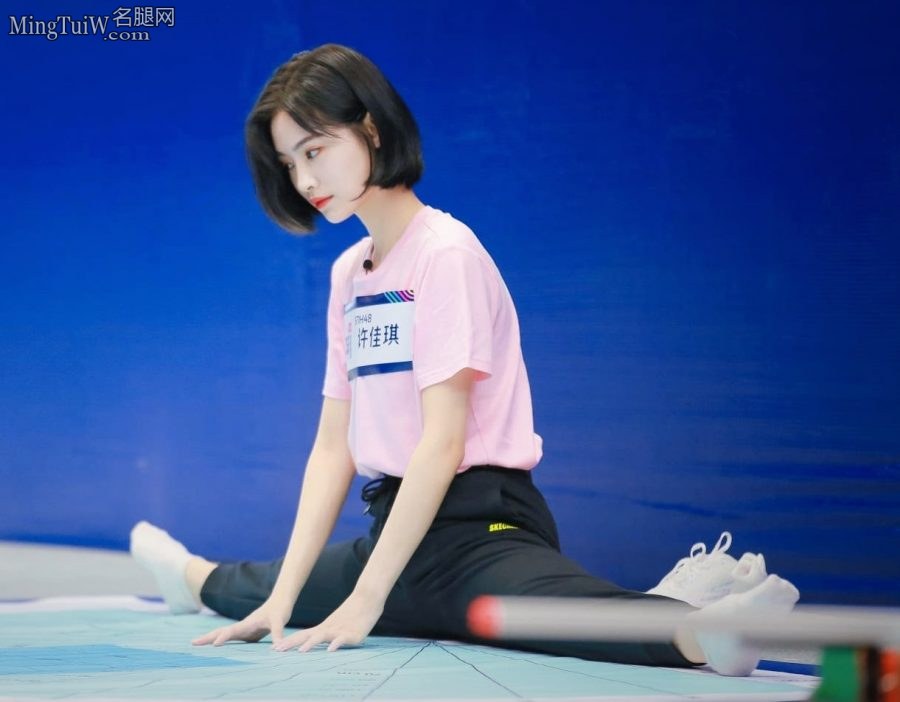 许佳琪不穿鞋跳舞时黑色短棉袜脚(5/7)
