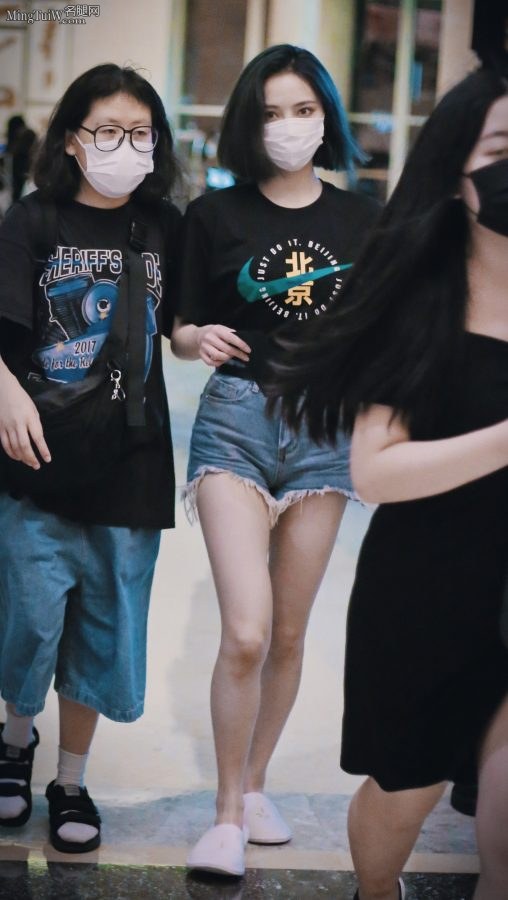 许佳琪戴口罩出行牛仔热裤细长美腿照(1/2)