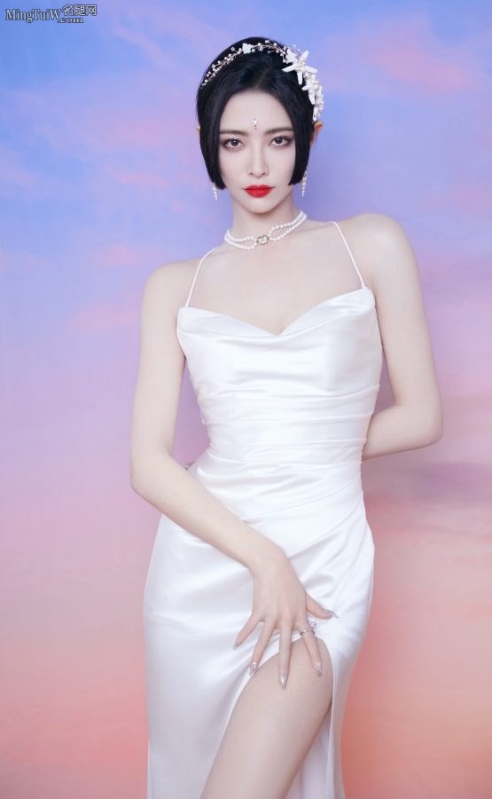 高挑女神许佳琪穿吊带开叉裙秀出美腿玉背和翘臀(2/3)