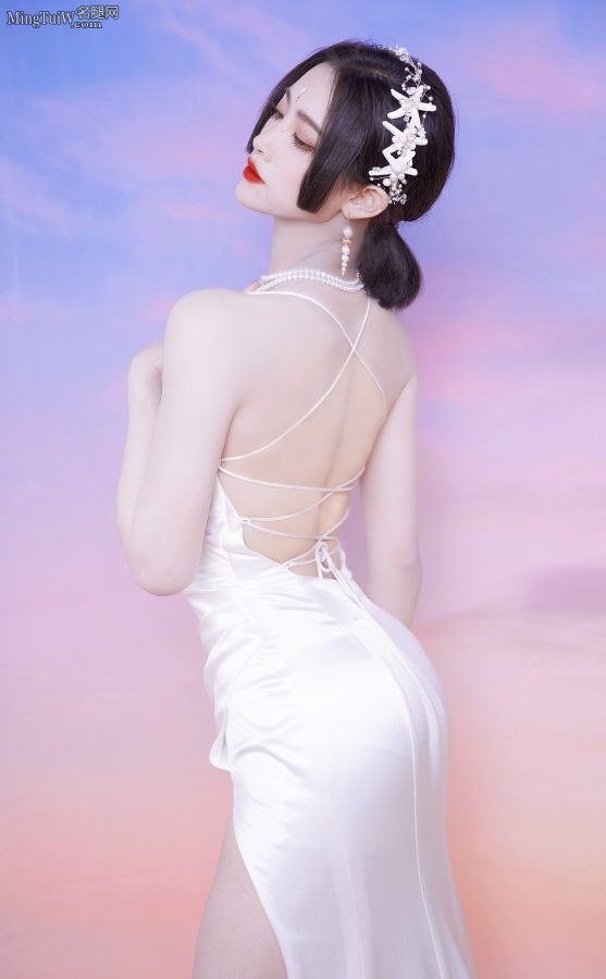高挑女神许佳琪穿吊带开叉裙秀出美腿玉背和翘臀(3/3)