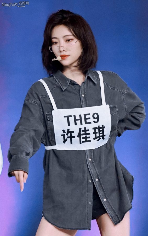 戴眼镜的御姐许佳琪台上给你看她完美的大腿(2/4)