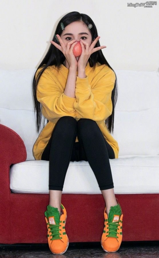 清甜少女杨幂穿紧身裤展露美腿线条(3/3)