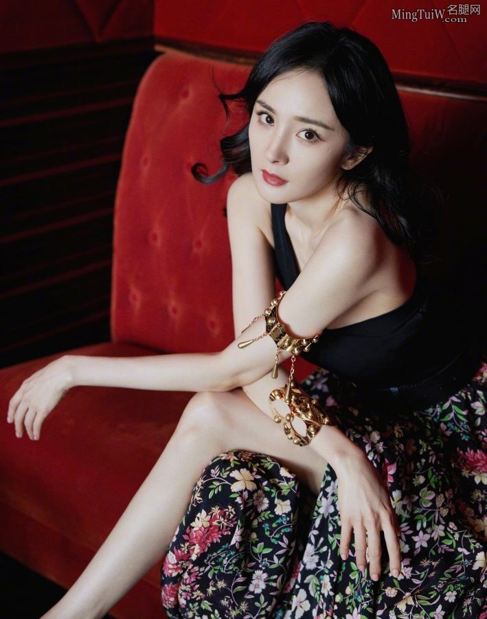 杨幂穿开叉礼服翘二郎腿坐姿暴击你的小心脏(2/19)